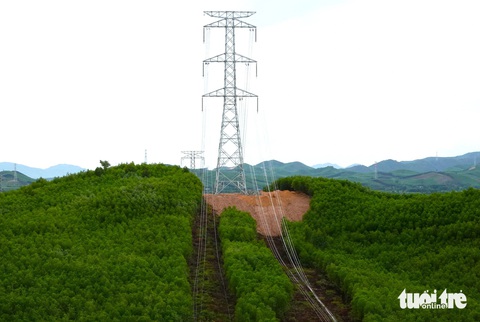 Tiến độ thi công đường dây 500kV mạch 3 qua Hà Tĩnh ra sao?- Ảnh 5. Nnững vị trí cột đã hoàn thành việc kéo dây trên địa bàn tỉnh Hà Tĩnh - Ảnh: LÊ MINH