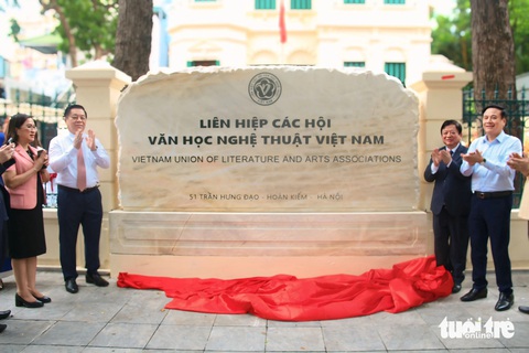 Trưởng Ban Tuyên giáo Trung ương Nguyễn Trọng Nghĩa (bên trái) và lãnh đạo Liên hiệp các hội Văn học nghệ thuật Việt Nam (bên phải) thực hiện nghi lễ khánh thành trụ sở của Liên hiệp hội - Ảnh: T.ĐIỂU Trưởng Ban Tuyên giáo Trung ương Nguyễn Trọng Nghĩa (bên trái) và lãnh đạo Liên hiệp các hội văn học nghệ thuật Việt Nam (bên phải) thực hiện nghi lễ khánh thành trụ sở của liên hiệp hội - Ảnh: T.ĐIỂU
