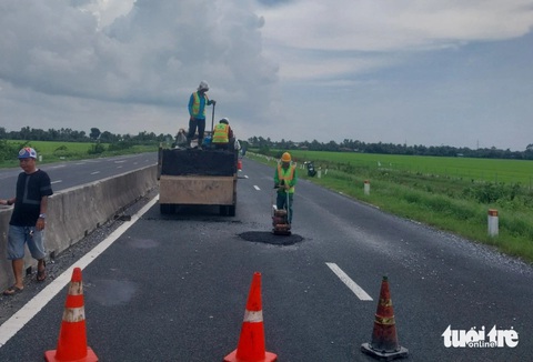 Khẩn trương giặm vá ổ gà, ổ voi của tuyến Lộ Tẻ - Rạch Sỏi- Ảnh 6. Công nhân giặm vá ổ gà trên tuyến Lộ Tẻ - Rạch Sỏi - Ảnh: MINH KHANG