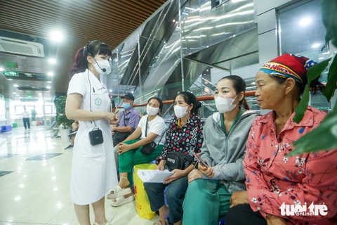 Thạc sĩ điều dưỡng Nguyễn Phương Tâm, đang tư vấn cho các bệnh nhân chờ đợi tại hành lang, về việc Bệnh viện Bạch Mai bắt đầu sẽ triển khai khám chữa bệnh ngoài giờ hành chính tại nhà K1 - Khoa khám bệnh theo yêu cầu - Ảnh: NGUYỄN KHÁNH Thạc sĩ điều dưỡng Nguyễn Phương Tâm tư vấn cho các bệnh nhân chờ đợi tại hành lang - Ảnh: NGUYỄN KHÁNH