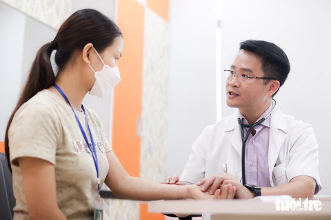 Tiến sĩ, Bác sĩ Hoàng Việt Anh (Viện Tim mạch - Bệnh viện Bạch Mai) đang khám sức khỏe cho một bệnh nhân ngoài giờ hành chính - Ảnh: NGUYỄN KHÁNH Tiến sĩ, bác sĩ Hoàng Việt Anh (Viện Tim mạch - Bệnh viện Bạch Mai) khám sức khỏe cho một bệnh nhân ngoài giờ hành chính ngày 1-8 - Ảnh: NGUYỄN KHÁNH