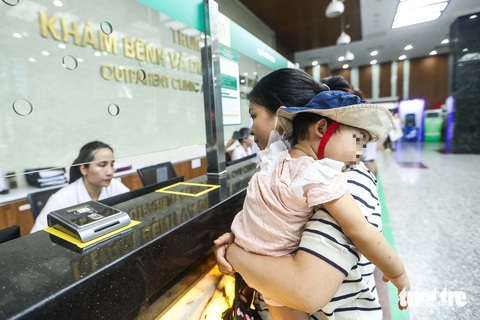 Bé Đỗ Trần Diệu Nhi (1 tuổi) được mẹ đưa đến Khoa khám bệnh theo yêu cầu vào ngoài giờ hành chính để thăm khám - Ảnh: NGUYỄN KHÁNH Bé Đỗ Trần Diệu Nhi (1 tuổi) được mẹ đưa đến khoa khám bệnh theo yêu cầu vào ngoài giờ hành chính để khám bệnh - Ảnh: NGUYỄN KHÁNH