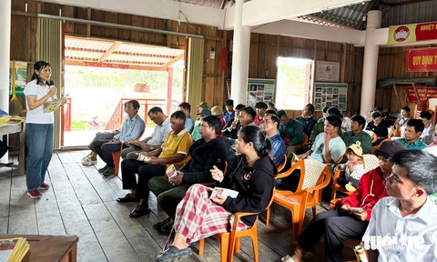 Viện Vật lý địa cầu đến làng động đất tập huấn cho dân- Ảnh 1. Cán bộ Viện Vật lý địa cầu chia sẻ thông tin về ứng phó động đất cho bà con nhân dân xã Đăk Tăng, huyện Kon Plông, Kon Tum - Ảnh: VÂN NGA