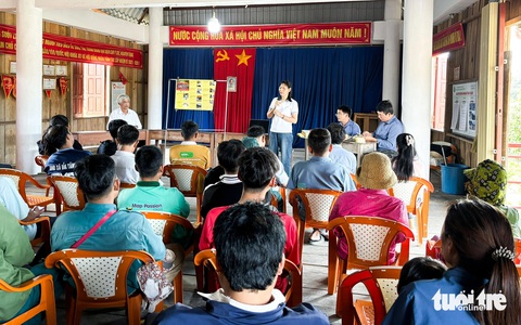 Viện Vật lý địa cầu đến làng động đất tập huấn cho dân- Ảnh 3. Tại xã Đăk Tăng, huyện Kon Plông, có hơn 120 bà con tham dự nghe tập huấn ứng phó động đất - Ảnh: VÂN NGA