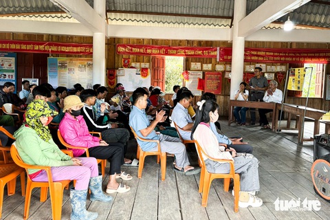 Viện Vật lý địa cầu đến làng động đất tập huấn cho dân- Ảnh 4. Người dân vùng động đất nghe các chuyên gia Viện Vật lý địa cầu cung cấp thông tin - Ảnh: VÂN NGA