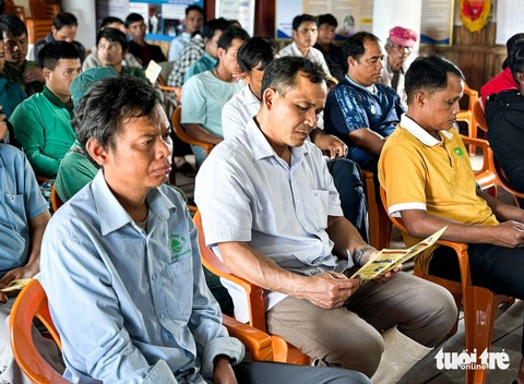 Viện Vật lý địa cầu đến làng động đất tập huấn cho dân- Ảnh 5. Bà con nghiên cứu nội dung hướng dẫn ứng phó với động đất qua tờ rơi - Ảnh: VÂN NGA