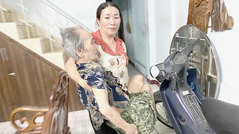 Mẹ chồng - nàng dâu thời nay - Kỳ 6: Thương gia đình chồng là để phúc cho con- Ảnh 3. Từ ngày mẹ chồng bệnh nằm liệt giường, người con dâu đã chăm mẹ chồng như chăm con mọn - Ảnh B.D.