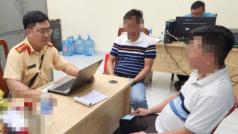 'Phong trào' độ đèn pha siêu sáng lóa mắt người đi đường gây nguy hiểm - Ảnh 2. Tài xế và chủ xe lắp đèn siêu sáng chạy trên đường Nguyễn Tất Thành, quận 4, TP.HCM bị xử lý - Ảnh: CACC
