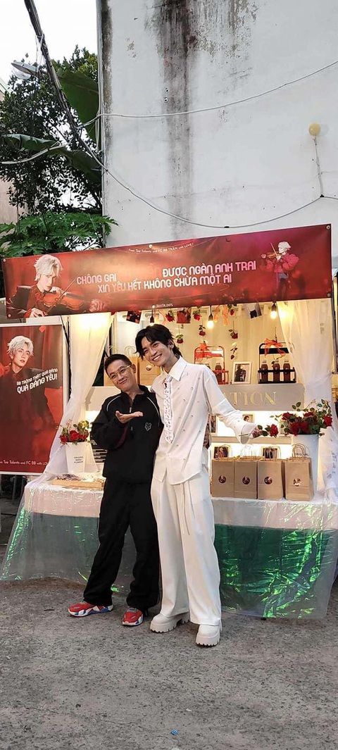BB Trần bị dàn anh tài chọc ghẹo khi ‘đu trend’ làm foodtruck- Ảnh 4. Ca sĩ Thanh Duy tạo dáng thân thiết bên BB Trần từ trước đó