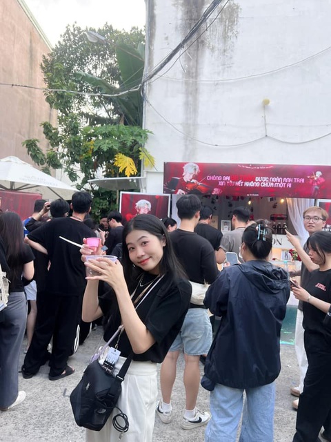 BB Trần bị dàn anh tài chọc ghẹo khi ‘đu trend’ làm foodtruck- Ảnh 3. Dàn anh tài, thành viên trong ê kíp Anh trai vượt ngàn chông gai cùng fan ủng hộ xe đồ ăn của BB Trần hết mình