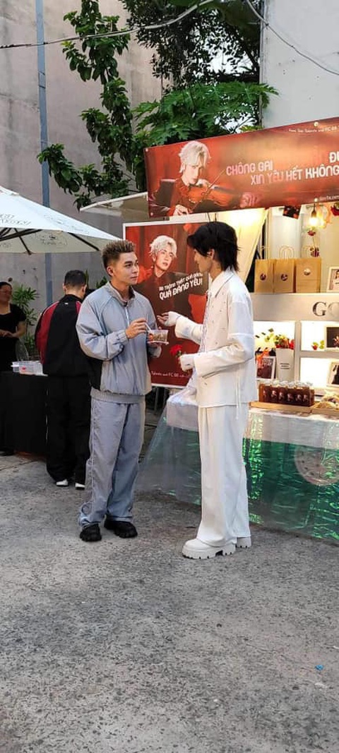 BB Trần bị dàn anh tài chọc ghẹo khi ‘đu trend’ làm foodtruck- Ảnh 5. BB Trần và Jun Phạm thăm hỏi nhau nhiệt tình