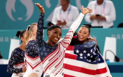 Simone Biles ăn mừng HCV đầu tiên của cô ở Paris 2024 - Ảnh: Reuters Simone Biles: Biểu tượng của Olympic 2024- Ảnh 1.
