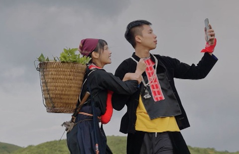 Long Vũ và Thu Hà Ceri trong phim Đi giữa trời rực rỡ - Ảnh: ĐPCC Long Vũ và Thu Hà Ceri trong phim Đi giữa trời rực rỡ - Ảnh: ĐPCC