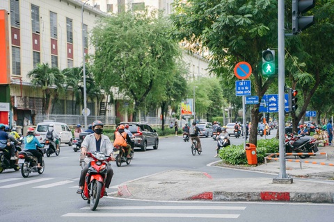 Nối đuôi nhau đi ngược chiều, đường hai chiều thành một chiều- Ảnh 3. Nối đuôi nhau đi ngược chiều, đường hai chiều thành một chiều- Ảnh 3.