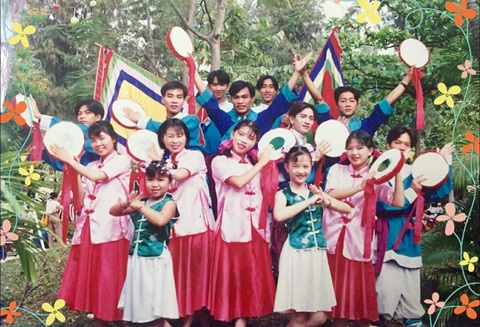 Đình Toàn (thứ 2, hàng thứ 2 từ trái qua) cùng đội rối Nụ cười lưu diễn Đình Toàn đến với rối vì cần... 2 điểm thi đua- Ảnh 4.