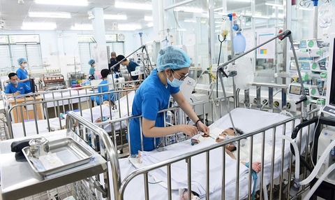 Ngành điều dưỡng, vốn vất vả và đòi hỏi chịu được áp lực cao, cần thêm những chính sách đãi ngộ hơn nữa. Trong ảnh: điều dưỡng chăm sóc bệnh nhân tại một bệnh viện ở TP.HCM - Ảnh: DUYÊN PHAN Làm sao hết 'khát' điều dưỡng?- Ảnh 2.
