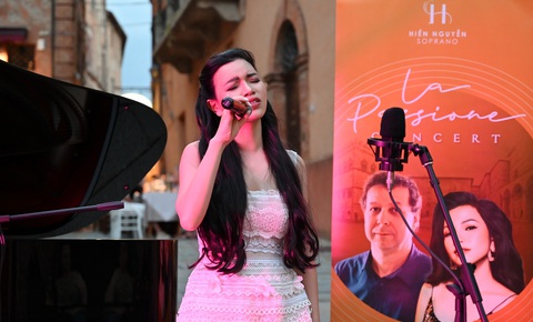 Hiền Nguyễn Soprano hát quan họ Bắc Ninh trên đất Ý- Ảnh 2. Hiền Nguyễn Soprano hát Dân ca Quan họ Bắc Ninh tại Ý