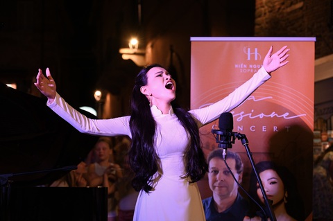 Hiền Nguyễn Soprano hát quan họ Bắc Ninh trên đất Ý- Ảnh 1. Hiền Nguyễn Soprano hát quan họ Bắc Ninh trên đất Ý- Ảnh 1.