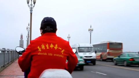 Chiếc áo có dòng chữ “Trân trọng cuộc sống mỗi ngày” của ông Chen - Ảnh: QQ.com 20 năm cứu sống gần 500 người- Ảnh 3.