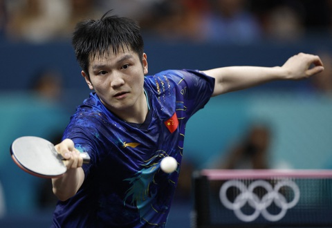 Fan Zhendong trải qua trận đấu khó khăn trước Harimoto - Ảnh: REUTERS Olympic Paris 2024 ngày 1-8: Mỹ, Úc, Trung Quốc cạnh tranh quyết liệt- Ảnh 3.