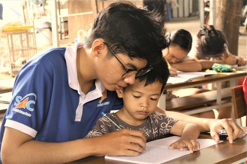 Gia sư áo xanh ở xóm trọ nghèo- Ảnh 1. Gia sư áo xanh ở xóm trọ nghèo- Ảnh 1.