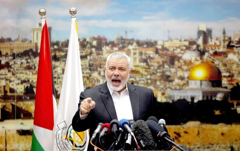 Ông Ismail Haniyeh là thủ lĩnh chính trị của Hamas. Trong ảnh: ông Haniyeh phản ứng sau khi Tổng thống Mỹ Donald Trump quyết định công nhận Jerusalem là thủ đô của Israel vào tháng 12-2017 - Ảnh: Reuters Nỗi lo 'chiến tranh tàn khốc' ở Trung Đông- Ảnh 1.
