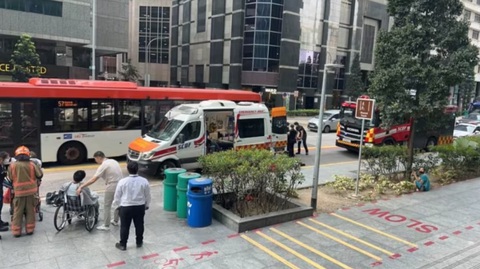 130 nhân viên ByteDance bị ngộ độc thực phẩm, gây chấn động Singapore- Ảnh 2. Lực lượng phòng vệ Dân sự Singapore (SCDF) đã điều động 17 xe cứu thương cùng nhiều nhân viên cứu hộ đến văn phòng ByteDance - Ảnh: CNA