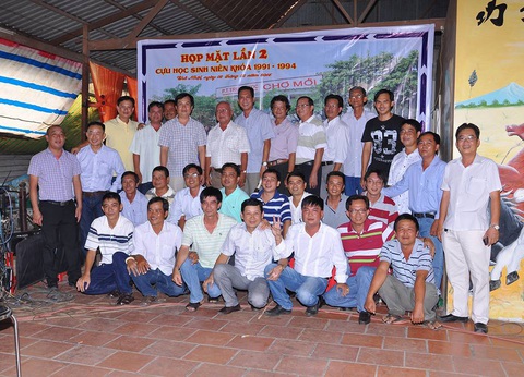 Nhờ họp lớp, chúng tôi làm được nhiều việc có ích cho học sinh nghèo- Ảnh 1. Thầy và trò chúng tôi gặp lại trong một buổi họp lớp - Ảnh: L.T.T.