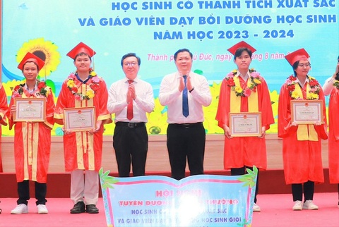 TP Thủ Đức chi hơn nửa tỉ đồng khen thưởng học sinh giỏi- Ảnh 1. Ông Nguyễn Bảo Quốc, phó giám đốc Sở Giáo dục và Đào tạo TP.HCM (thứ ba từ trái sang) và ông Nguyễn Thái Vĩnh Nguyên, trưởng Phòng Giáo dục và Đào tạo TP Thủ Đức (thứ tư từ trái sang) trao bằng khen cho các học sinh giỏi - Ảnh: V.N