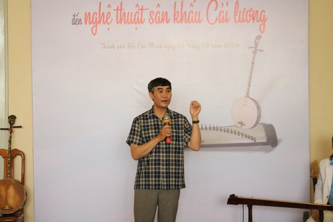 TS Lê Hồng Phước chia sẻ về lịch sử, nguồn gốc của đờn ca tài tử - Ảnh: ĐĂNG KHƯƠNG Đờn ca tài tử chỉ chết nếu người trẻ hôm nay quay lưng- Ảnh 2.