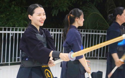 Nhiều bạn nữ chọn tập kiếm đạo để rèn luyện tâm trí bên cạnh việc nâng cao thể lực Bóng hồng luyện… kiếm đạo- Ảnh 1.