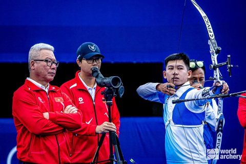 Cung thủ Lê Quốc Phong (bìa phải) dừng bước ở vòng 32 cá nhân nam trong lần đầu tham dự Olympic Paris 2024 - Ảnh: WA Cung thủ Lê Quốc Phong sớm dừng bước ở Olympic 2024- Ảnh 1.