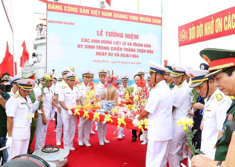 Tưởng niệm cán bộ, chiến sĩ hải quân hy sinh trong chiến thắng trận đầu 1964- Ảnh 1. Quân chủng Hải quân tổ chức lễ tưởng niệm các anh hùng liệt sĩ và nhân dân đã chiến đấu anh dũng, hy sinh trong trận đánh ngày 2-8 và 5-8-1964 - Ảnh do Quân chủng Hải quân cung cấp