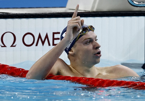 Leon Marchand ăn mừng chiến thắng sau chung kết 200m bướm nam - Ảnh: REUTERS Olympic 2024 ngày 31-7: Trung Quốc bứt phá, Pháp vươn lên- Ảnh 6.