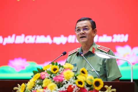 Bộ trưởng Lương Tam Quang thăm, làm việc với Công an TP.HCM- Ảnh 3. Trung tướng Lê Hồng Nam, giám đốc Công an TP.HCM, phát biểu - Ảnh: Công an TP.HCM