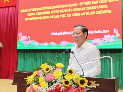 Bộ trưởng Lương Tam Quang thăm, làm việc với Công an TP.HCM- Ảnh 2. Ông Phan Văn Mãi, chủ tịch UBND TP.HCM, phát biểu, gửi lời cảm ơn sâu sắc đến lãnh đạo Bộ Công an về sự quan tâm của Đảng ủy Công an Trung ương, Bộ Công an dành cho TP.HCM thời gian qua - Ảnh: Công an TP.HCM
