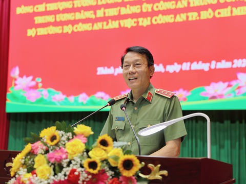 Bộ trưởng Lương Tam Quang thăm, làm việc với Công an TP.HCM- Ảnh 1. Thượng tướng Lương Tam Quang, bộ trưởng Bộ Công an, phát biểu tại hội nghị - Ảnh: Công an TP.HCM