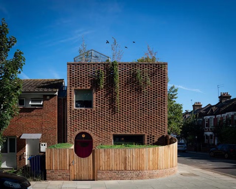 Ngôi nhà bằng gạch thủ công - điểm nhấn lạ lùng ở Peckham, London- Ảnh 1. Ngôi nhà bằng gạch thủ công - điểm nhấn lạ lùng ở Peckham, London- Ảnh 1.