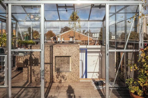 Ngôi nhà bằng gạch thủ công - điểm nhấn lạ lùng ở Peckham, London- Ảnh 15. Nhà kính trên sân thượng - Ảnh: dwell