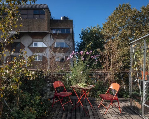 Ngôi nhà bằng gạch thủ công - điểm nhấn lạ lùng ở Peckham, London- Ảnh 16. Góc sân nhỏ trên sân thượng - Ảnh: dwell