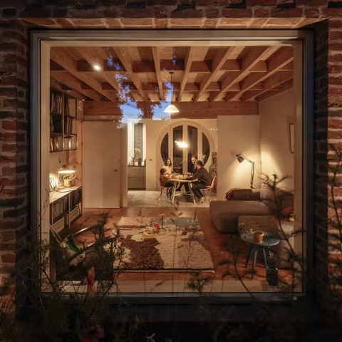 Ngôi nhà bằng gạch thủ công - điểm nhấn lạ lùng ở Peckham, London- Ảnh 8. Phòng khách, phòng ăn và gian bếp nhỏ với góc nhìn qua ô kính mở rộng - Ảnh: dwell