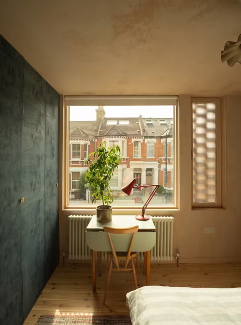 Ngôi nhà bằng gạch thủ công - điểm nhấn lạ lùng ở Peckham, London- Ảnh 10. Phòng ngủ trẻ với khung cửa sổ mở rộng - Ảnh: dwell