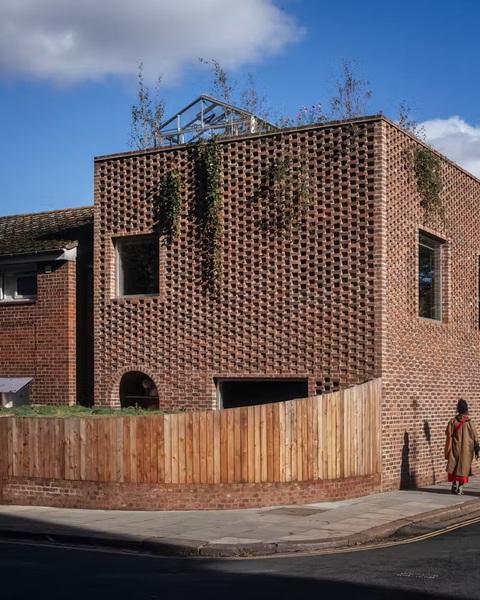 Ngôi nhà bằng gạch thủ công - điểm nhấn lạ lùng ở Peckham, London- Ảnh 2. Ngôi nhà được bao phủ bởi lớp gạch đặc biệt chế tác thủ công - Ảnh: dwell