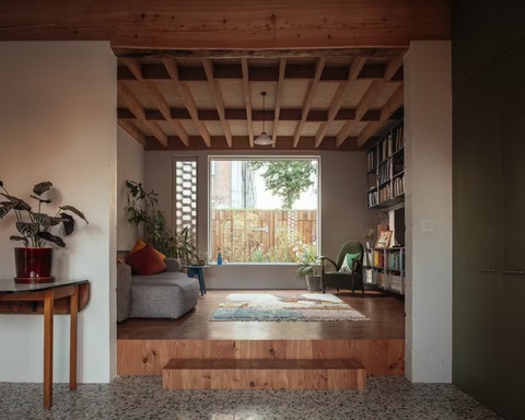 Ngôi nhà bằng gạch thủ công - điểm nhấn lạ lùng ở Peckham, London- Ảnh 6. Phòng khách với ô cửa kính và tầm nhìn rộng mở ra ngoài trời - Ảnh: dwell