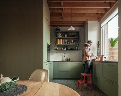 Ngôi nhà bằng gạch thủ công - điểm nhấn lạ lùng ở Peckham, London- Ảnh 7. Gian bếp nhỏ, góc nhìn từ bàn ăn - Ảnh: dwell