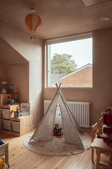 Ngôi nhà bằng gạch thủ công - điểm nhấn lạ lùng ở Peckham, London- Ảnh 14. Góc chơi của trẻ - Ảnh: dwell
