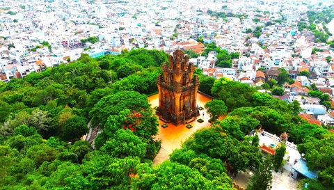 Tháp Nhạn trên núi Nhạn, niềm cảm hứng của ca khúc Anh còn nợ em - Ảnh: NGUYỄN HOÀNG Tháp Nhạn trên núi Nhạn, niềm cảm hứng của ca khúc