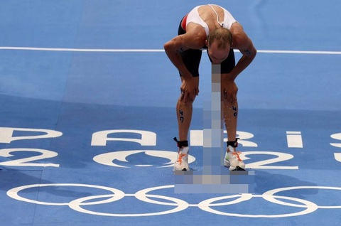 Vận động viên Canada nôn 10 lần sau khi bơi trên sông Seine ở Olympic 2024- Ảnh 1. Vận động viên ba môn phối hợp Tyler Mislawchuk nôn mửa sau khi bơi qua sông Seine tại OIympic 2024