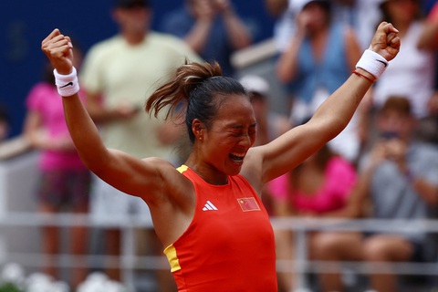 Qinwen Zheng có chiến thắng lịch sử - Ảnh: REUTERS Olympic Paris 2024 ngày 1-8: Mỹ, Úc, Trung Quốc cạnh tranh quyết liệt- Ảnh 5.