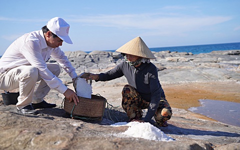 Những đôi quang gánh làm muối được lưu truyền tại làng Gò Cỏ - Ảnh: MINH KỲ Đồng muối trên đá cổ xưa- Ảnh 7.
